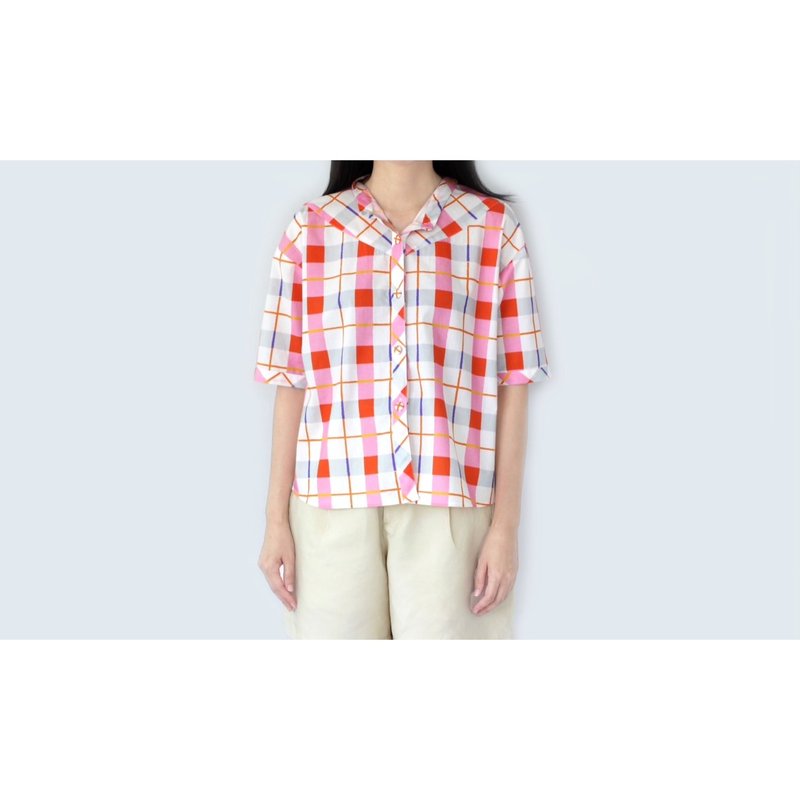 Round neck shirt, fabric with triangle cut, checkered pattern - 女上衣/長袖上衣 - 棉．麻 紅色