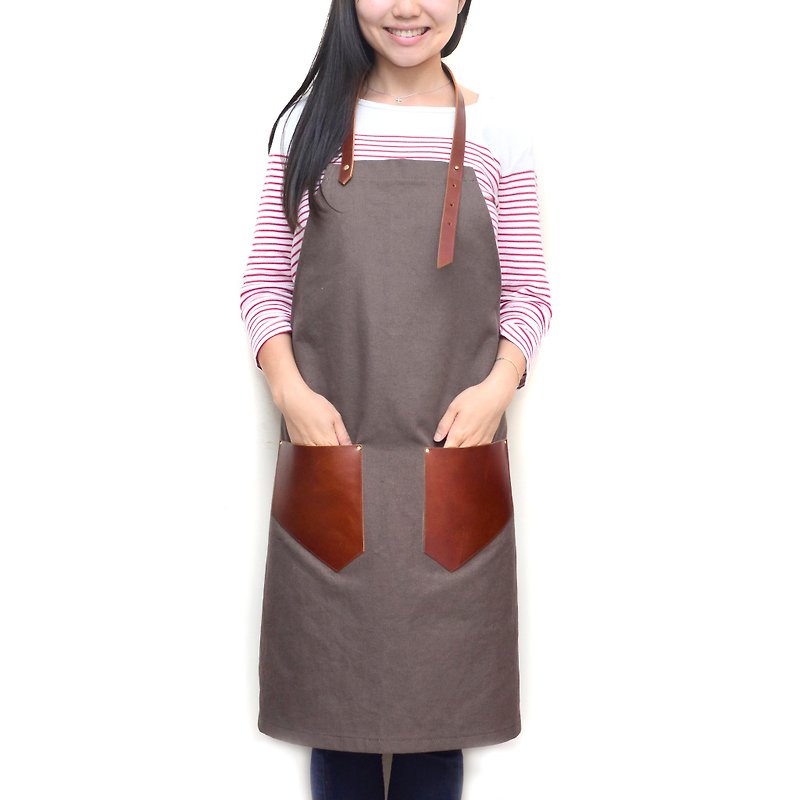 【Gear's Invisibility Cloak】 Kraft Pouch Wash Canvas Apron (Coffee Canvas + Red Brown Leather) - Aprons - Genuine Leather Brown