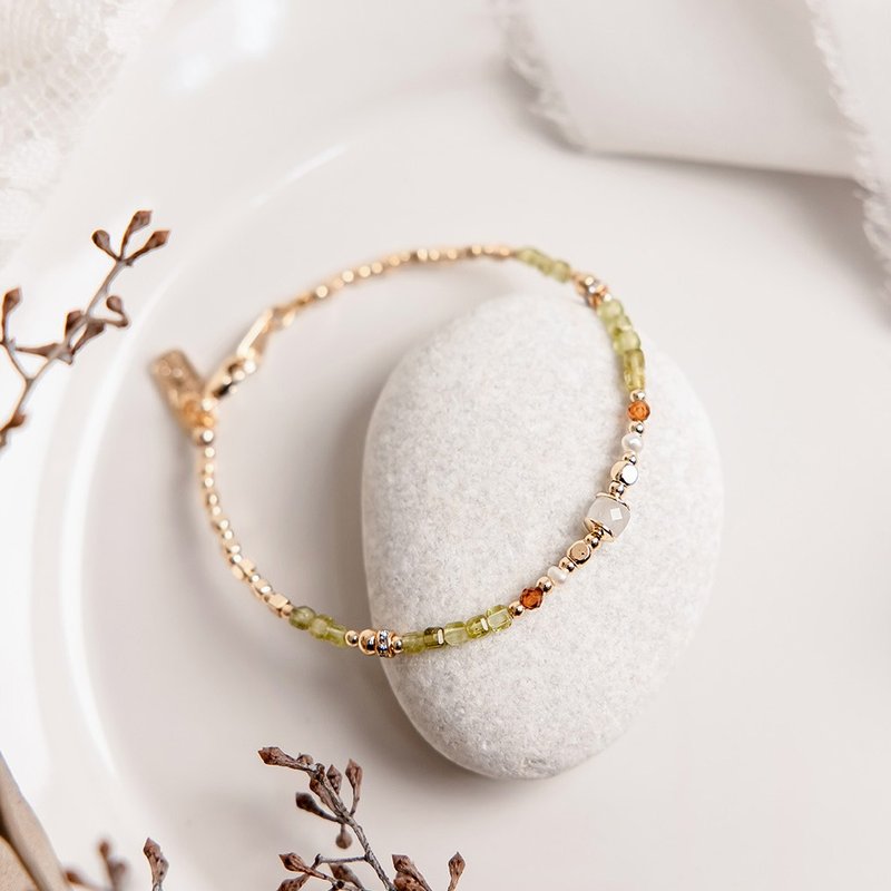 Wealth x Stone Moonstone Orange Stone[Little Daisy·Love Deep in the Heart] Bracelet - สร้อยข้อมือ - เครื่องเพชรพลอย สีเขียว