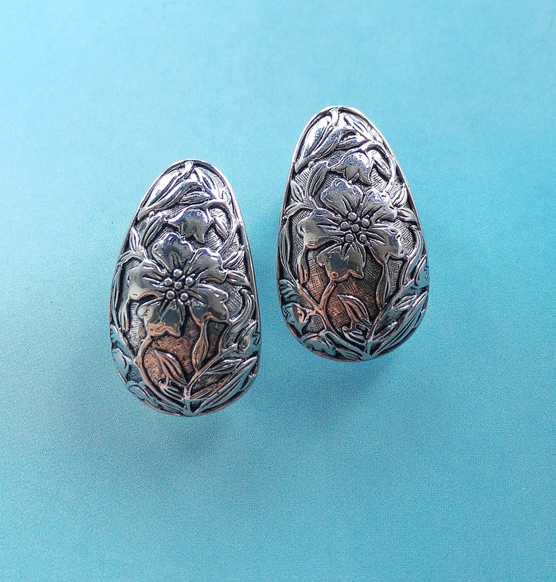 Vintage Jewelry 西洋古董飾品 銀色調 壓花紋 夾式耳環 - 耳環/耳夾/耳骨夾 - 其他金屬 銀色