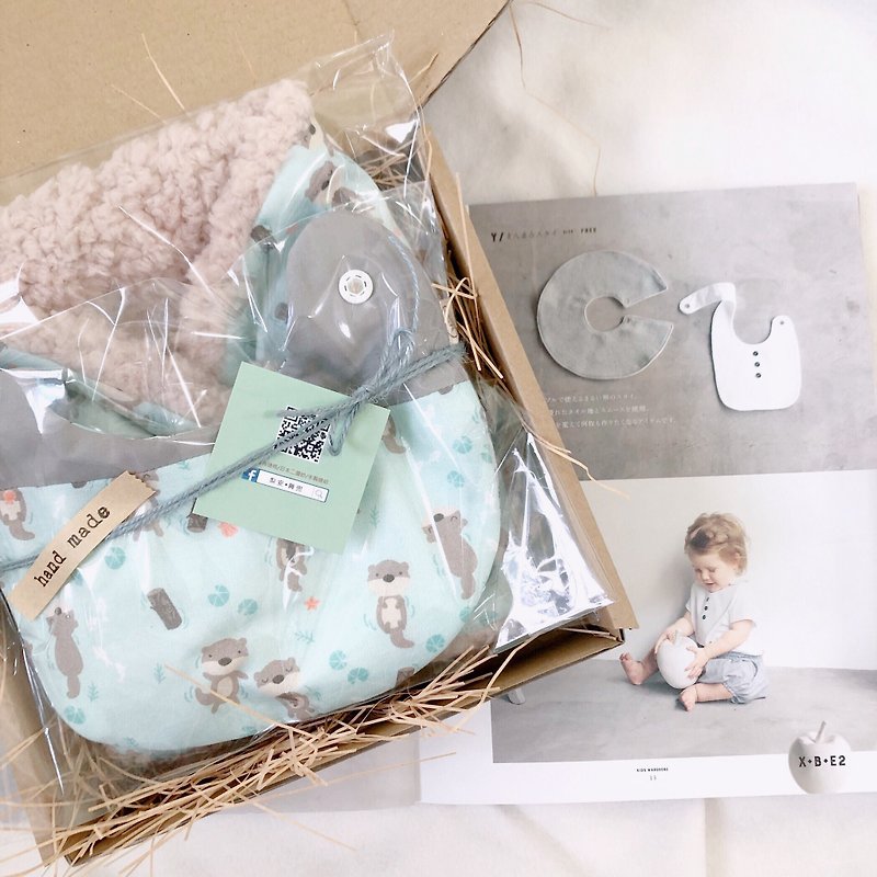 萌水獺  手工彌月禮盒兩件組寶寶圍巾+有機棉六層紗圍兜 - 滿月禮物 - 棉．麻 