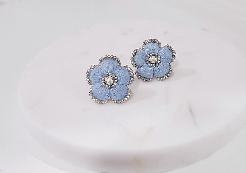 Blue Star Small Flower Gemstone Hand-made Embroidered Earrings - Clear Sky Blue - ต่างหู - งานปัก สีน้ำเงิน