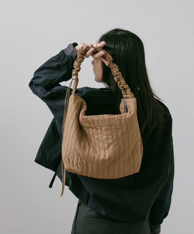 supportingrole 輕盈柔和抽繩元素多用手提斜肩背包 咖啡棕 - 側背包/斜背包 - 其他人造纖維 咖啡色