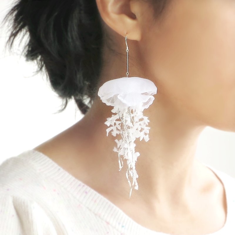 Single Jellyfish earring (1pc) White - ต่างหู - วัสดุอื่นๆ สีเงิน