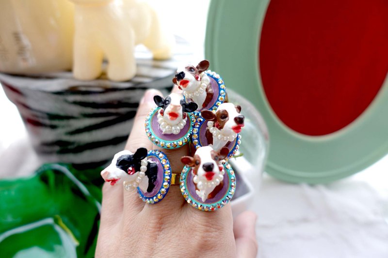 TIMBEE LO 啡白黑白乳牛戴珍珠頸鍊 綴施華洛水晶戒指 可調整尺寸 - 戒指 - 塑膠 多色