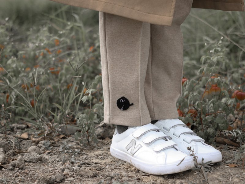 A Tuft of Furry Jeep Cat-Embroidered Oatmeal Fluffy Tobacco Pants - กางเกงขายาว - ผ้าฝ้าย/ผ้าลินิน ขาว