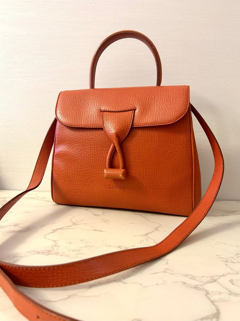 Rare second-hand Loewe caramel brown swivel buckle Kelly side back oblique leather small bag shoulder handbag - กระเป๋าแมสเซนเจอร์ - หนังแท้ สีนำ้ตาล