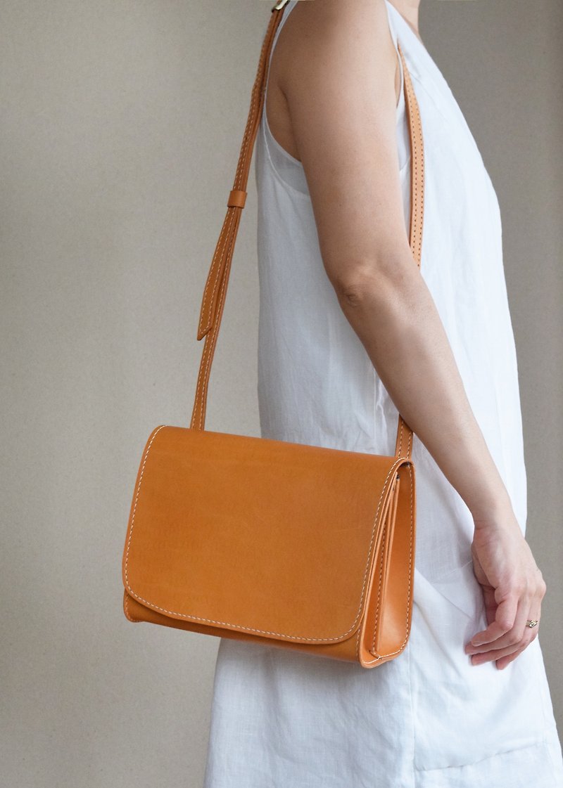 【Lady Jen】Leather/ Random bag / Tan color - กระเป๋าแมสเซนเจอร์ - หนังแท้ 