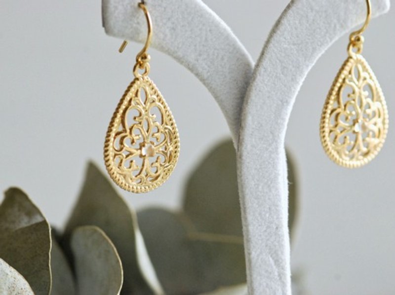 Lace pattern earrings / Moonstone - 耳環/耳夾/耳骨夾 - 純銀 金色