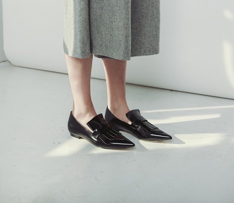 Flaky fringed pointed leather flat shoes black - รองเท้าหนังผู้หญิง - หนังแท้ สีดำ
