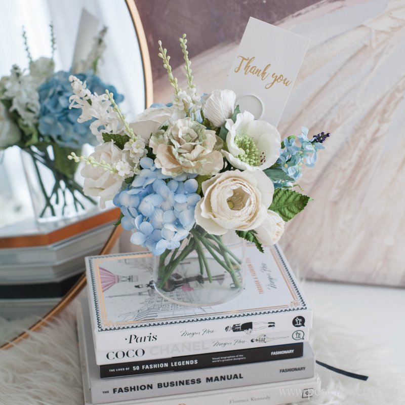 WHITE BABY BLUE Bordeaux vase for Decoration - 擺飾/家飾品 - 紙 藍色
