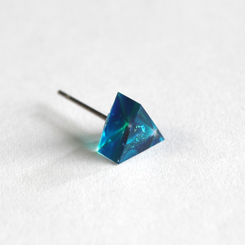 記憶的餘燼 / 樹脂耳環 - 單隻 / 三角形 透明 藍綠 - 耳環/耳夾 - 樹脂 綠色