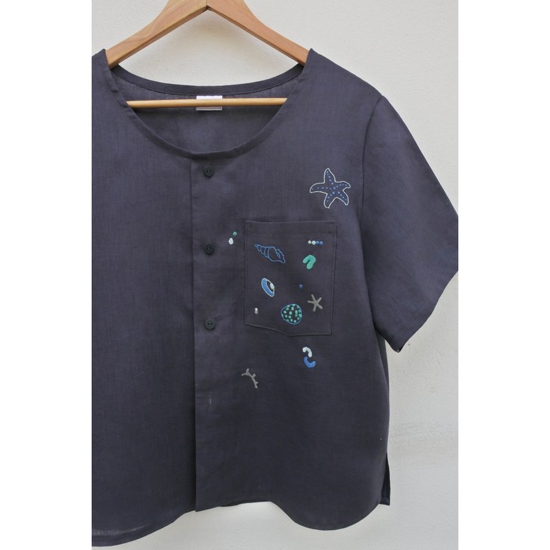 Embroidery | Linen | Dark blue round neck shirt - 女上衣/長袖上衣 - 棉．麻 藍色