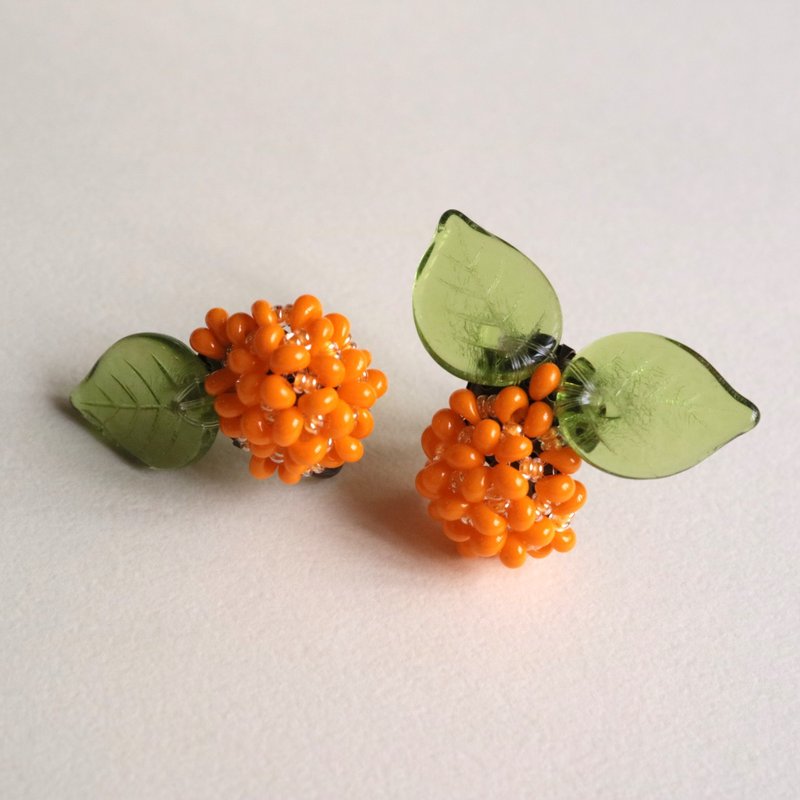 金木犀のイヤリング　秋 きんもくせい 花 オレンジ シードビーズ 繊細 - 耳環/耳夾/耳骨夾 - 玻璃 橘色