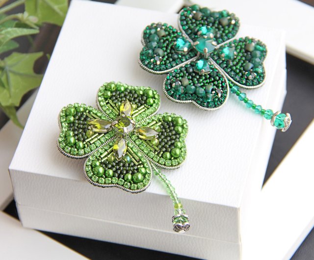 現品限り　ステンドグラス　よつばのクローバーモチーフのパネル(スタンド付) 幸運を呼ぶ ハッピーモチーフ ステンドグラス製 よつばの