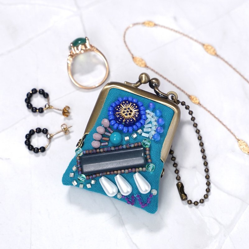 ネックレスにも、バッグチャームにも、小さな小さなビーズ刺繍のがま口　48　ブルー　プレゼント　アクセサリーケース - 吊飾/掛飾 - 棉．麻 藍色