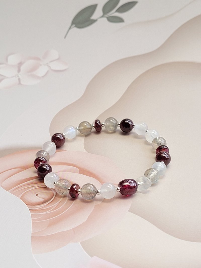 Lover's Stone, Woman's Stone, Performance Stone~ Peach Blossom Noble Beauty Beauty Moonstone Labradorite - Bracelets - Crystal 