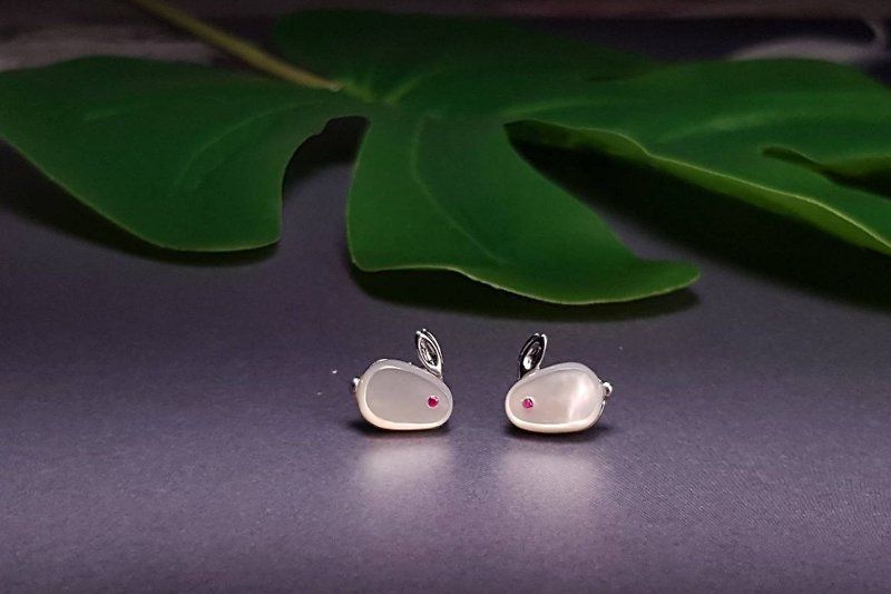 訂製設計款 珍珠母貝兔子造型耳環 925純銀耳環 接受客製化 - 耳環/耳夾 - 貝殼 白色