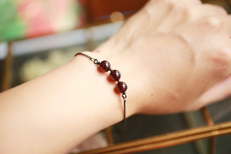 goth-red garnet small round bead black bracelet mysterious and noble - สร้อยข้อมือ - เครื่องเพชรพลอย สีแดง