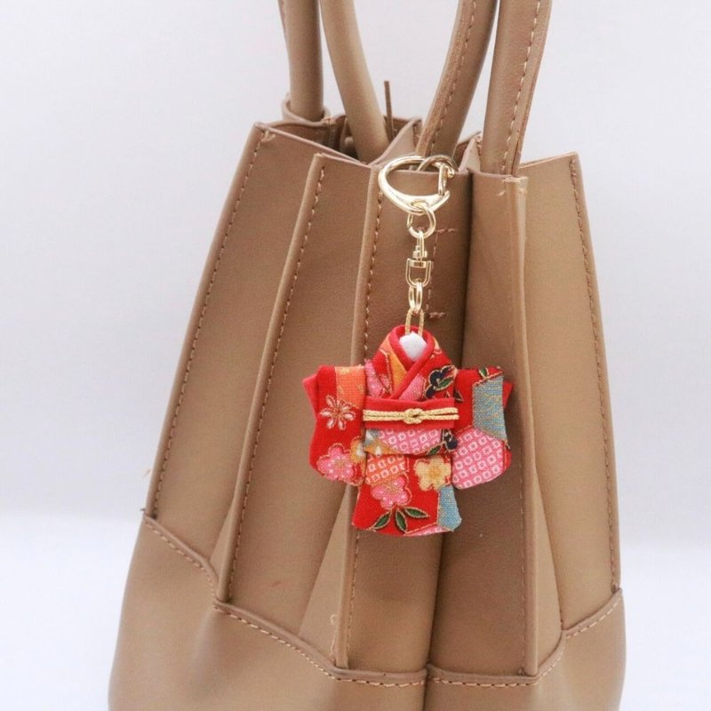 【和服鑰匙圈】紅色和風縮緬布可愛吊飾 日本手工製作 - 吊飾 - 棉．麻 紅色