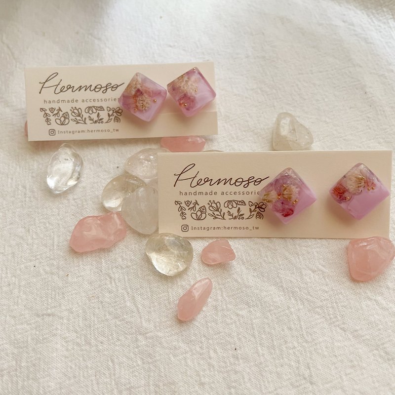 Grillwork. Dry flower/resin/earrings - Earrings & Clip-ons - Resin Pink