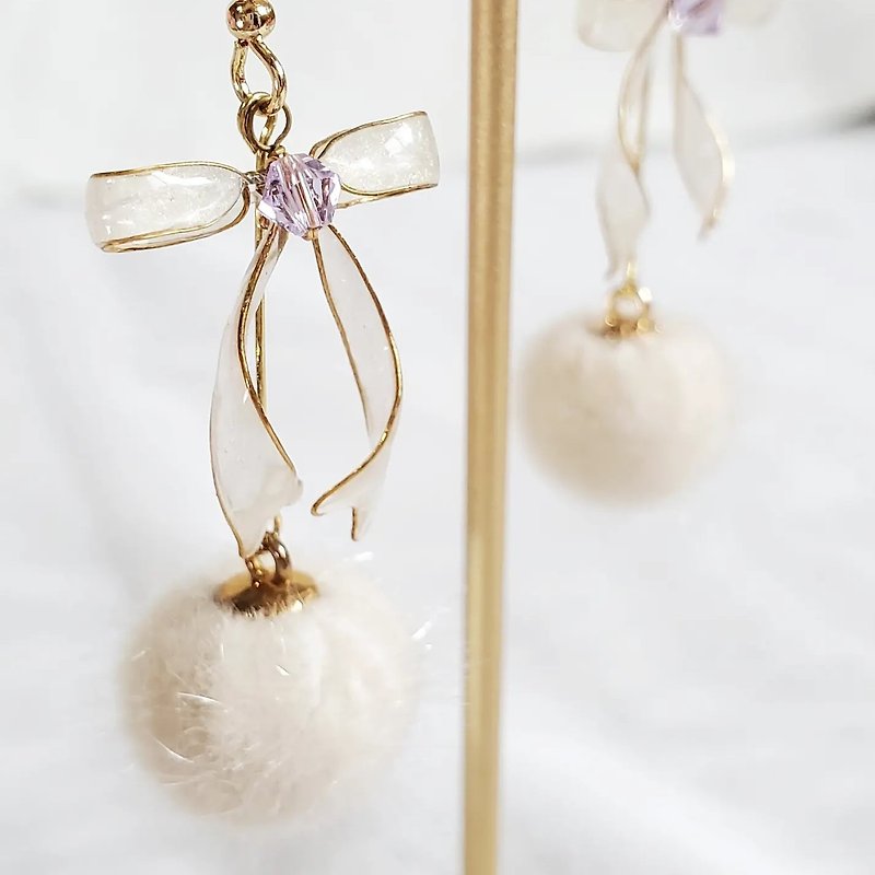Dreamy ribbon bow. Draped Hairball Earrings - White - Earrings & Clip-ons - Resin White