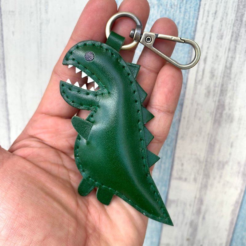 Small Healing Objects Green Cute Dinosaur Hand-stitched Leather Keychain Small Size - ที่ห้อยกุญแจ - หนังแท้ สีเขียว