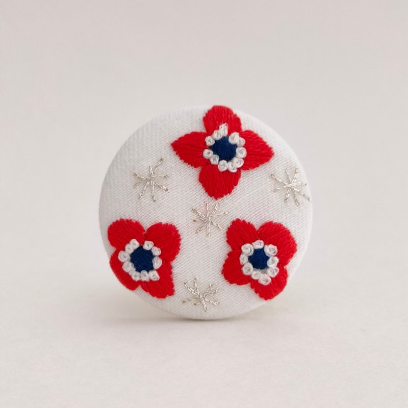 北欧柄の赤い花刺繍ブローチ - 胸針 - 棉．麻 紅色