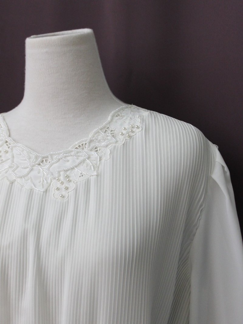 [RE1123T315] autumn and winter Japan made elegant flowers embroidered round neckties perpetual white vintage shirt - เสื้อเชิ้ตผู้หญิง - เส้นใยสังเคราะห์ ขาว