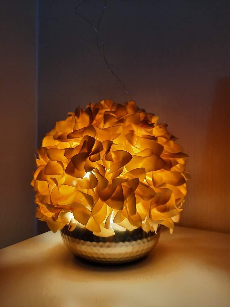 Lamp flower, bedside lamp,decor for bedroom,hydrangea lamp  Hydrangea lamp - 燈具/燈飾 - 其他金屬 金色