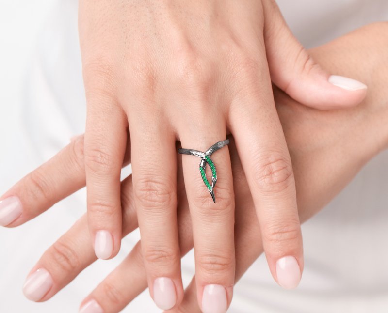 祖母綠14k金結婚戒指 扭曲藤蔓樹皮婚戒 自然靈感樹枝環長型戒指 - 戒指 - 貴金屬 綠色