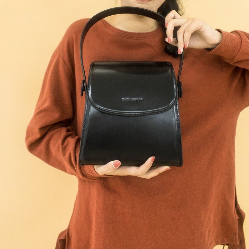 Black handbag / shoulder bag Drawer Trapezoidal hand-knot twist twist 2 WAYS leather bag Commute to work commuter students Macaron girl heart does not hit the bag series of hand-stitched imported first layer of leather hand-stitched leather shoulder bag ca - กระเป๋าแมสเซนเจอร์ - หนังแท้ สีดำ