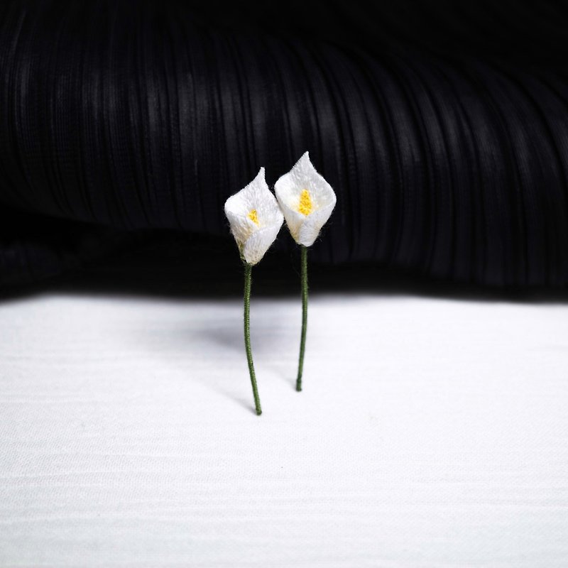オランダカイウの手作り刺繍イヤリング - ピアス・イヤリング - 刺しゅう糸 ホワイト