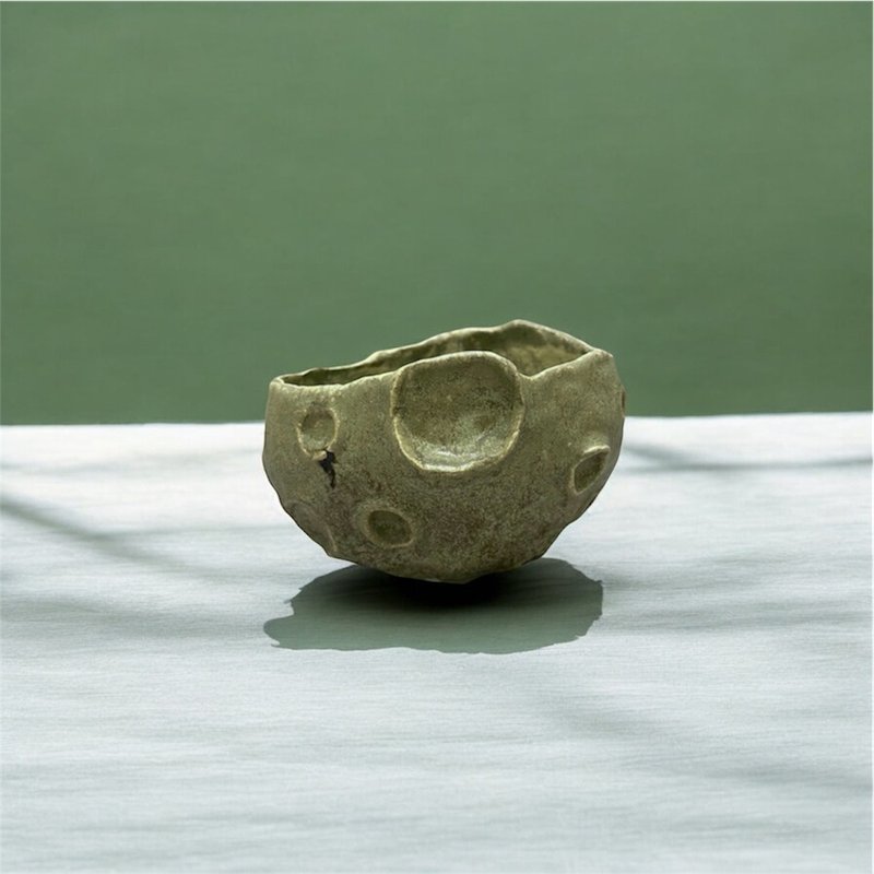 【カク Pottery】Spring Tea Green Handmade Lunar Pottery Pots Flower Pots Flower Vase - ตกแต่งต้นไม้ - ดินเผา สีเขียว