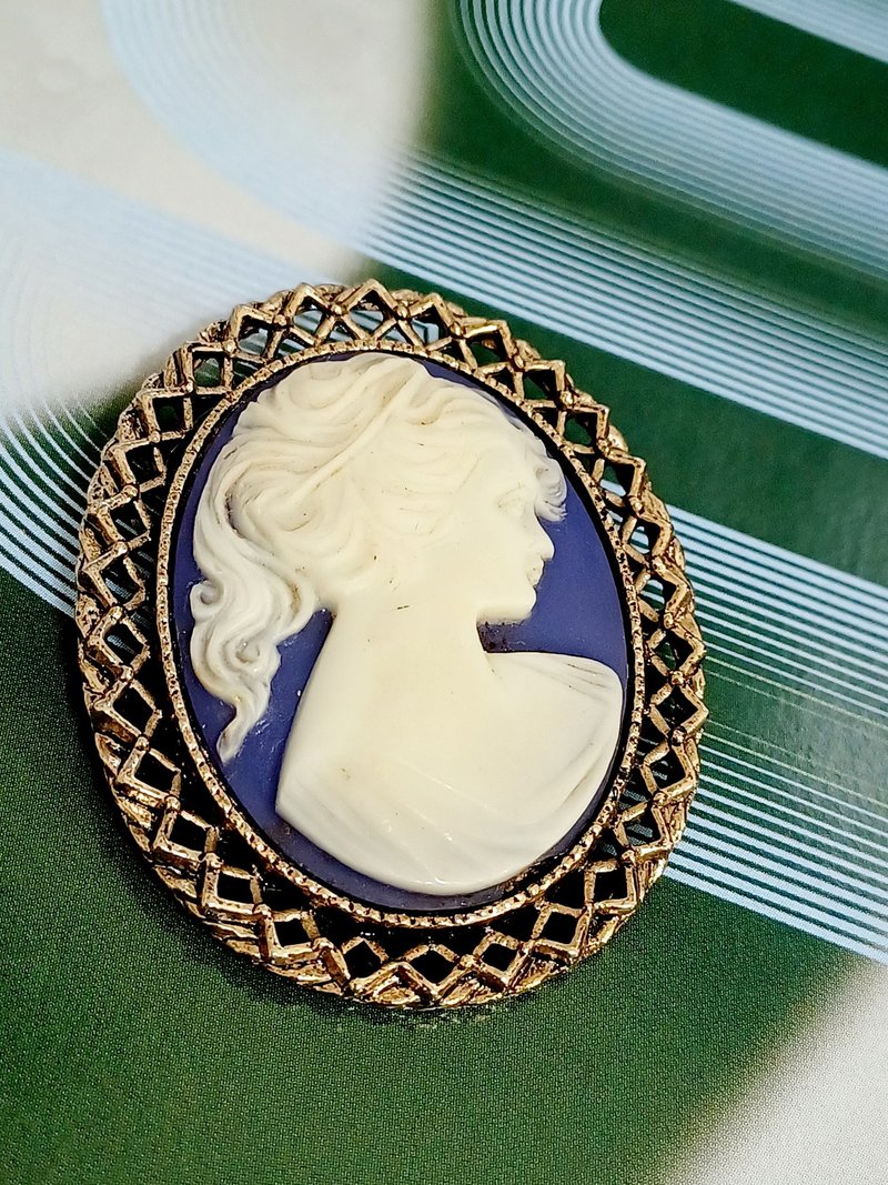 vintage jewelry antique CAMEO blue and white resin ladies relief brooch - Brooches - Other Metals 