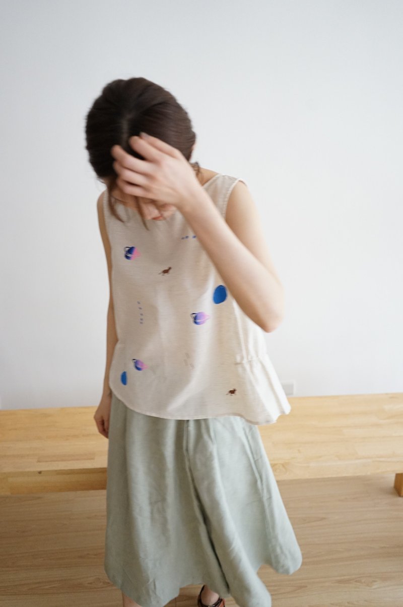 Yinke is soft and comfortable hand-printed off-white Linen wavelet/planet/kitten vest - เสื้อกั๊กผู้หญิง - ผ้าฝ้าย/ผ้าลินิน ขาว