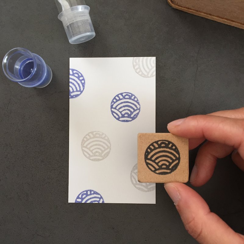 Easy to use round shape Japanese pattern petit eraser Hanko (Aomi wave) - ตราปั๊ม/สแตมป์/หมึก - วัสดุอื่นๆ ขาว