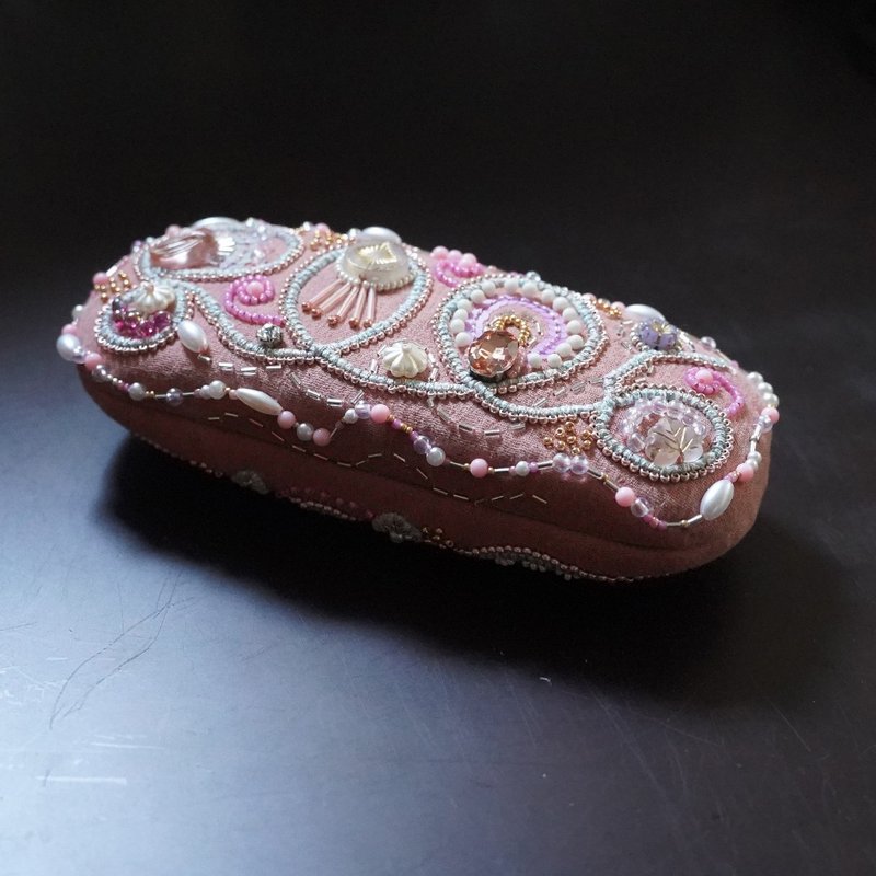 ビーズ刺繍の眼鏡ケース　ハードケース　両面刺繍　ピンク - 眼鏡盒/眼鏡布 - 棉．麻 粉紅色