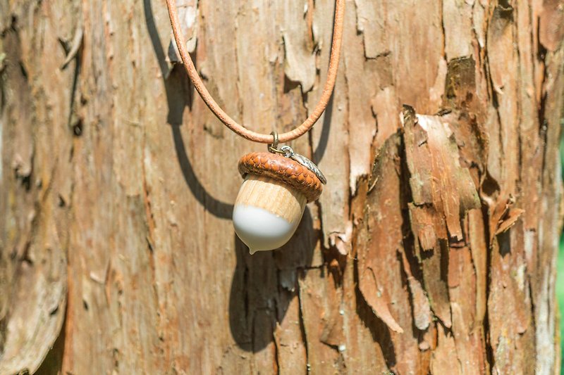 Diffuser Necklace Fall Matte White Resin Corkwood Acorn - Necklaces - Wood Brown