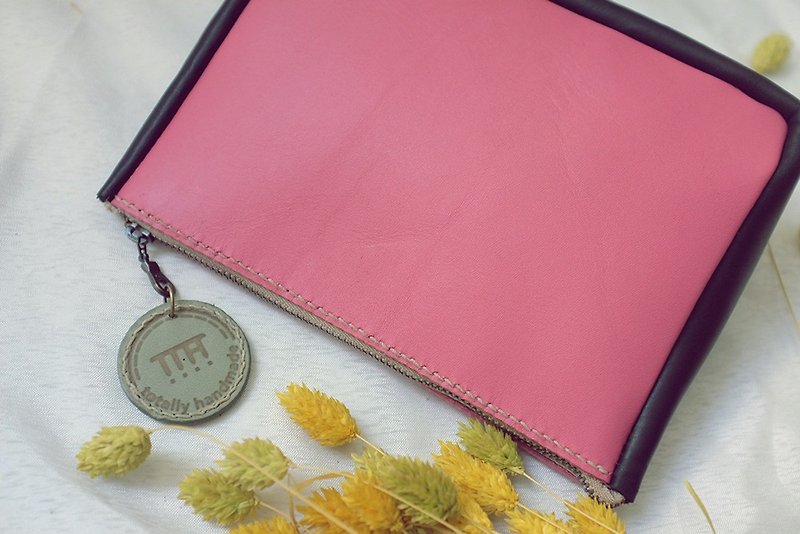 Biscuit Storage Bag / Cosmetic Bag Color: Pink and Black - กระเป๋าเครื่องสำอาง - หนังแท้ สึชมพู