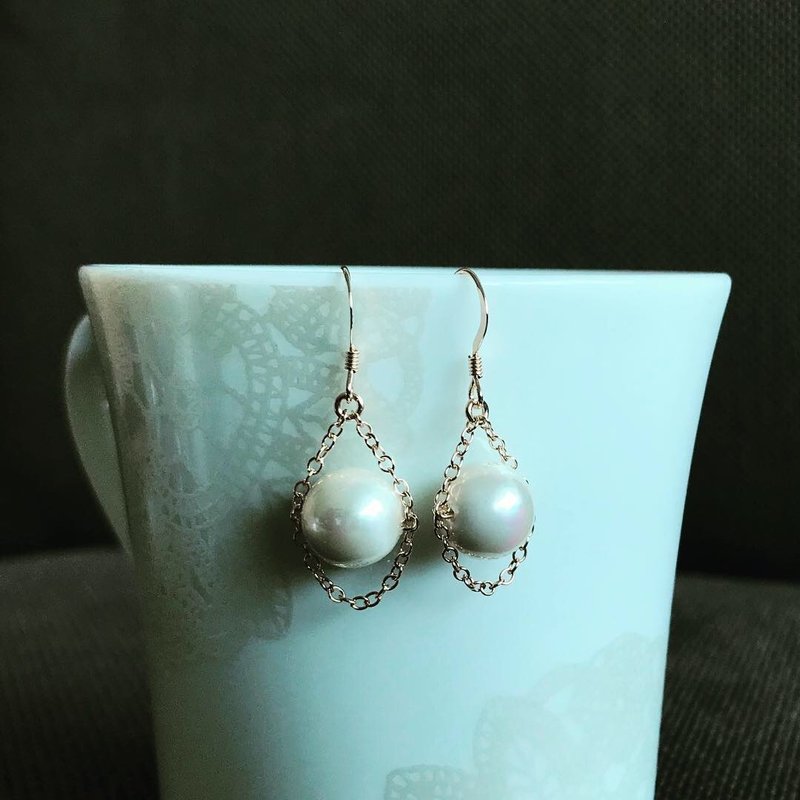 イヤリング&ピアス・一粒貝パールとチェーンのピアス・TrinityPr03 - 耳環/耳夾/耳骨夾 - 其他金屬 白色