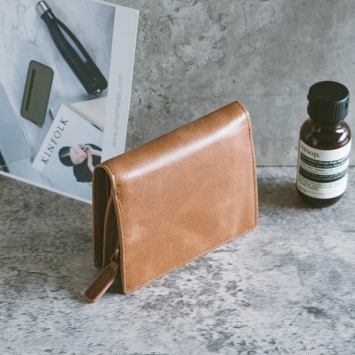 寇比手工皮件 Colbie Leather 【禮盒】真皮輕薄對折短夾 X0029 黑/淺油皮/黃棕V/紅棕V/綠V