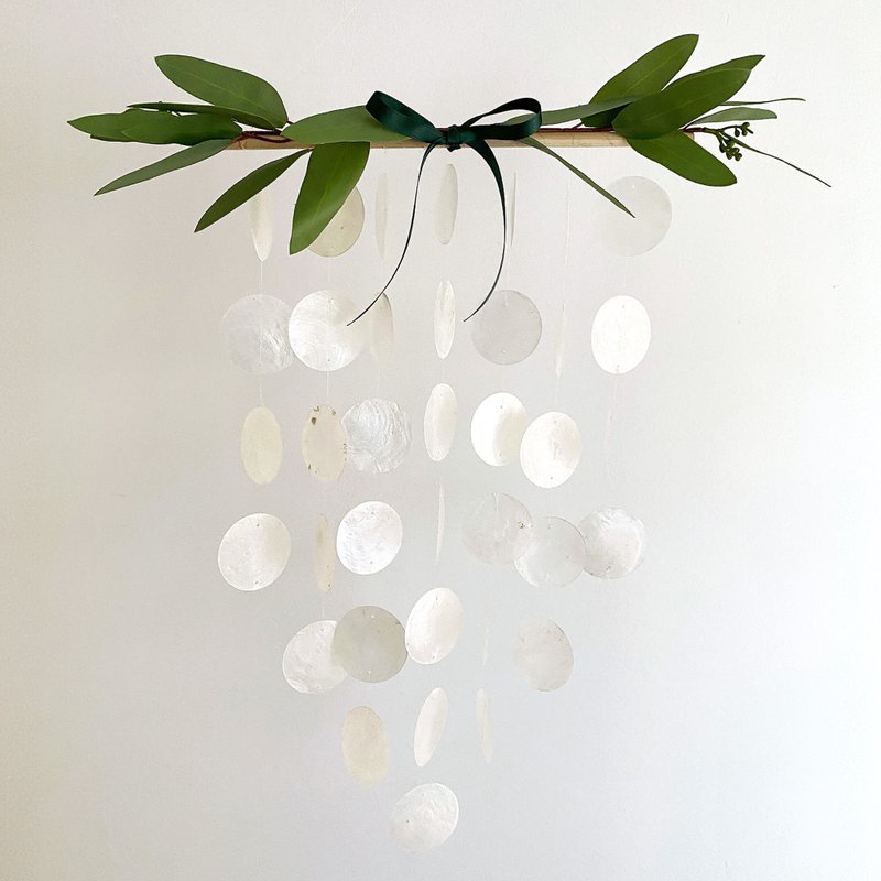 PRE-MADE| Brisbane Fruit Eucalyptus Wreath-White| Shell Wind Chime Mobile|#0-623 - 壁貼/牆壁裝飾 - 貝殼 白色