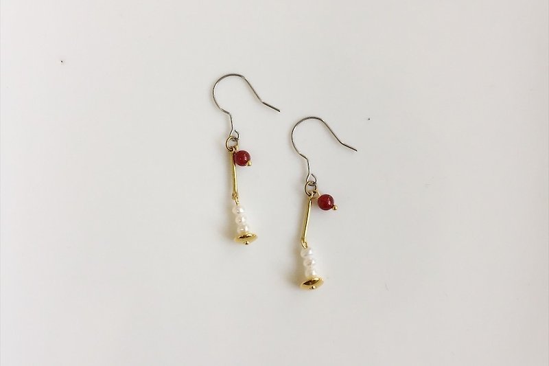 dingdong onyx brass brass earrings - ต่างหู - โลหะ สีแดง