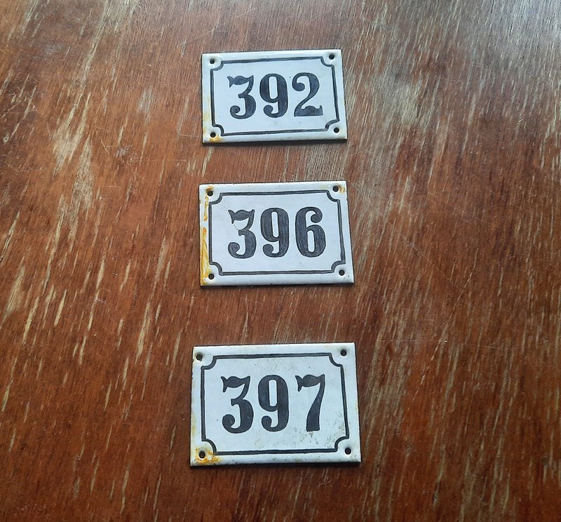 Enamel metal door number sign 392 396 397 – vintage Soviet address plaque - ม่านและป้ายประตู - วัตถุเคลือบ ขาว