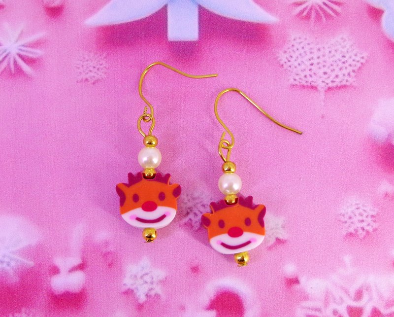Handcrafted Christmas-Themed in Cute Reindeer shaped Dangle Earrings - 耳環/耳夾/耳骨夾 - 其他材質 綠色