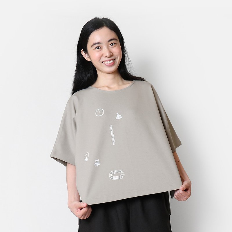 Elementary School Silkscreen Five-point Sleeve Top-Grey - เสื้อยืดผู้หญิง - ผ้าฝ้าย/ผ้าลินิน สีเทา