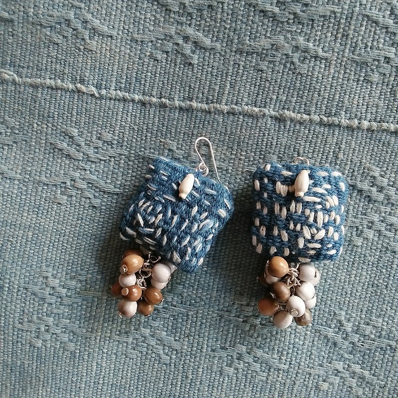 Square embroidery earrings large / indigo / hand-woven cloth juzudama job's tears - Earrings & Clip-ons - Cotton & Hemp Blue