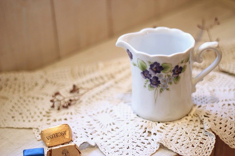 【Good day fetus】 British Vintage purple flower milk cans - Mugs - Porcelain White