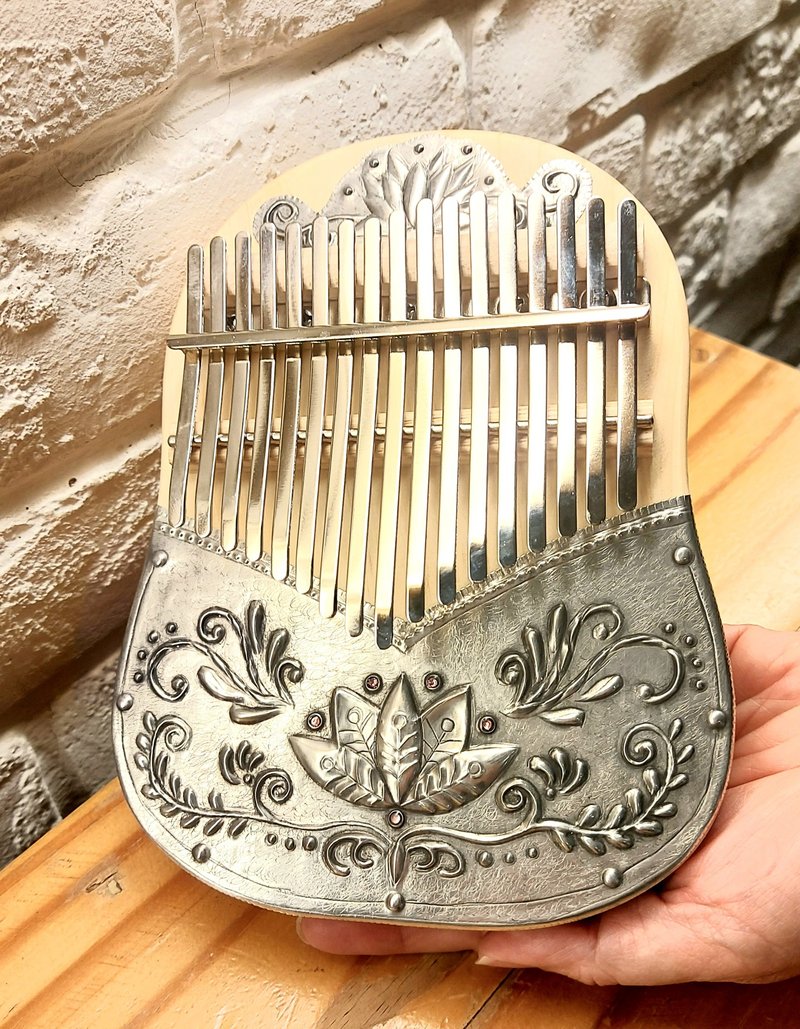 Guanyin Lotus Tin Carved Thumb Piano Kalimba 1 person group - งานโลหะ/เครื่องประดับ - วัสดุอื่นๆ 